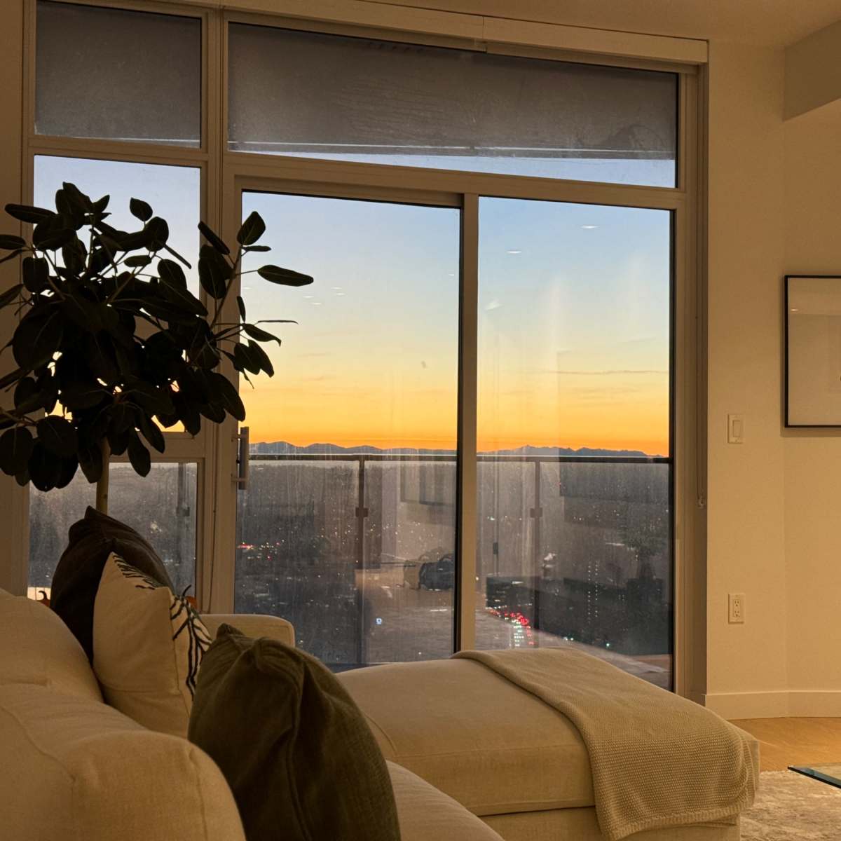 Stunning 1-Bedroom on 40th Floor with Breathtaking Mountain & City Views in the Heart of Yaletown in Vancouver Image in Central Vancouver, Vancouver, BC