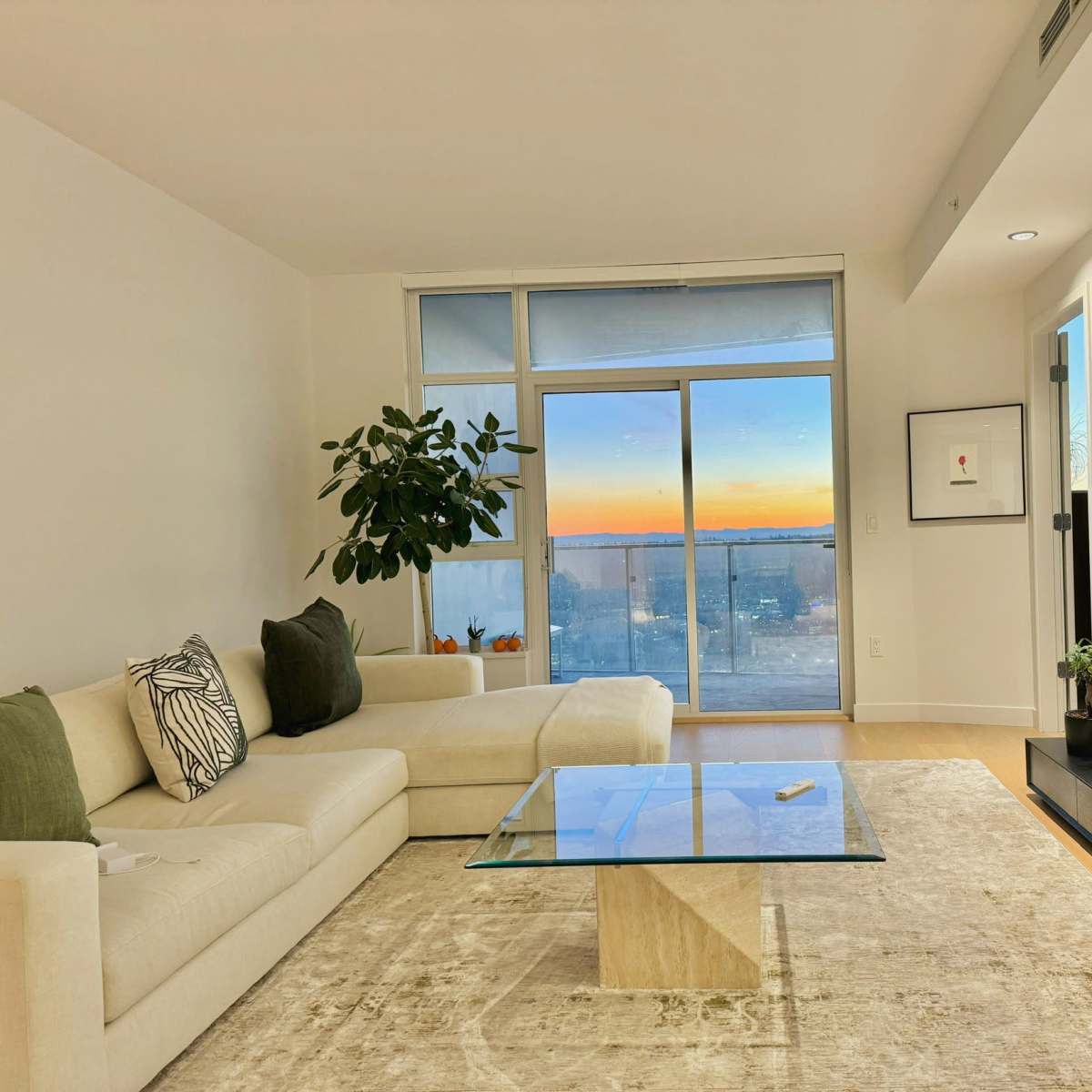 Stunning 1-Bedroom on 40th Floor with Breathtaking Mountain & City Views in the Heart of Yaletown in Vancouver Image in Central Vancouver, Vancouver, BC
