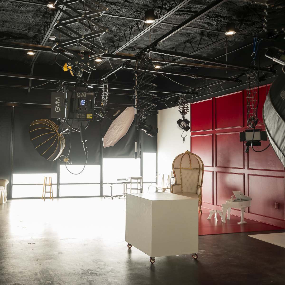 Spacious modern studio to rent with Strobes and soft boxes included ...