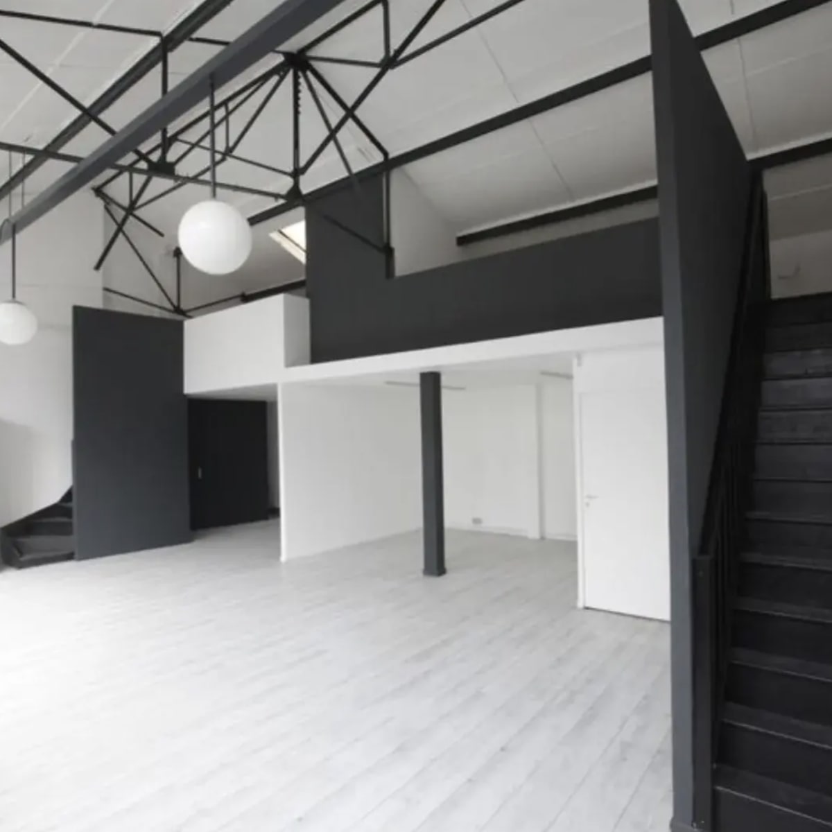 Loft d’Artiste Industriel de 250 m² – Un Écrin Unique pour Vos Projets in Montreuil Image in , Montreuil, 