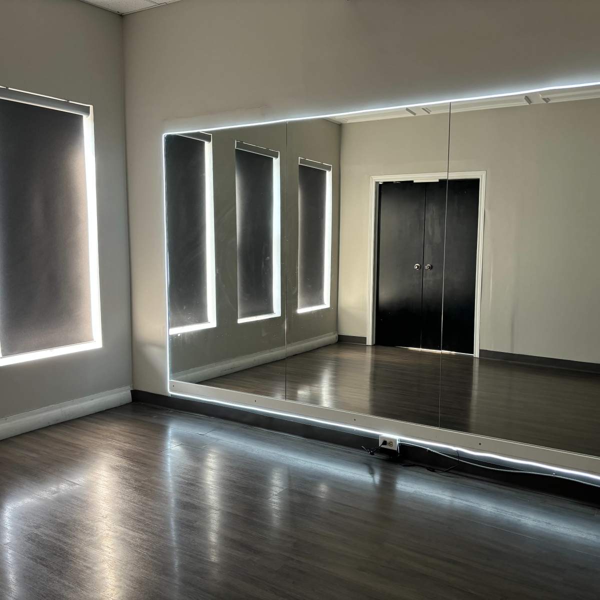 Modern Annex Studio with LED Mirror & City Views | 350 sqft in Toronto Image in Harbord Village, Toronto, ON