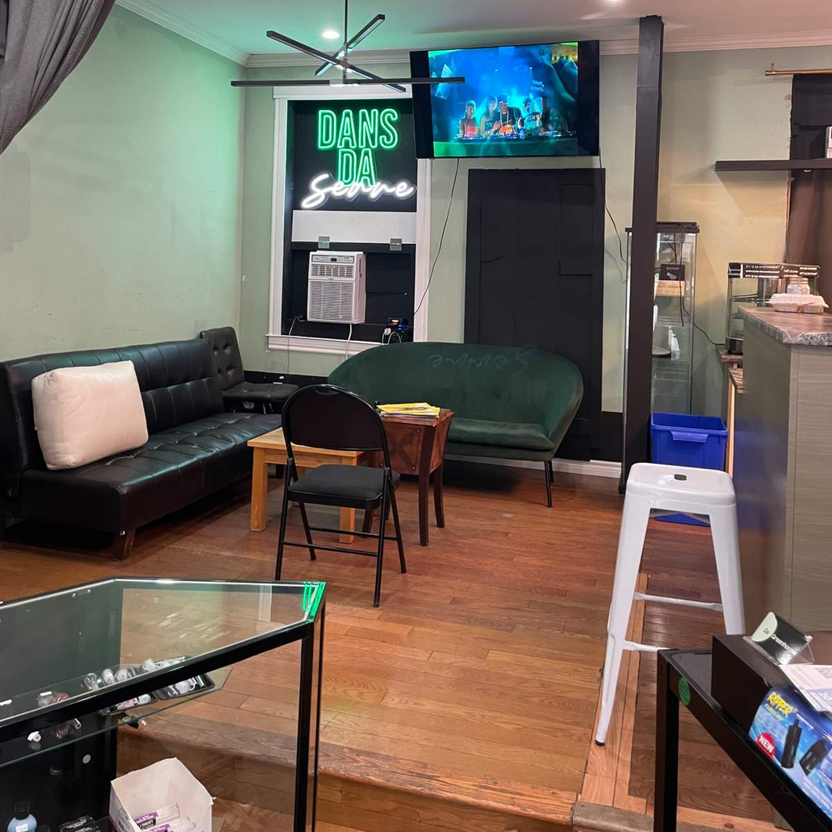 Downtown grungy store front with open concept in TORONTO Image in Palmerston - Little Italy, TORONTO, ON