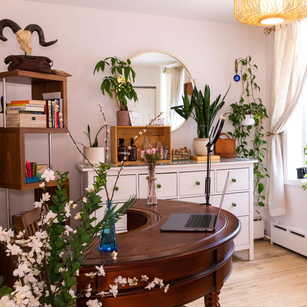 Chic Renovated Gem - 3 BR Apartment - Near Subway in Long Island City Image in Astoria, Long Island City, NY