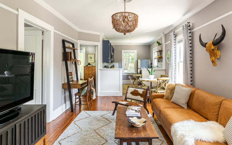 Harvest Moon Classic, Secluded Furnished Rental Carriage House Across