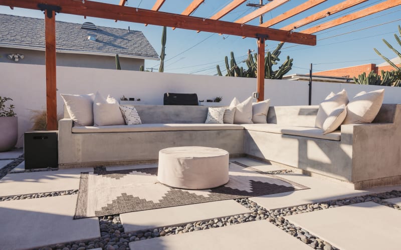 Modern Patio space | Concrete hardscape | Built in grill top & fire pit ...