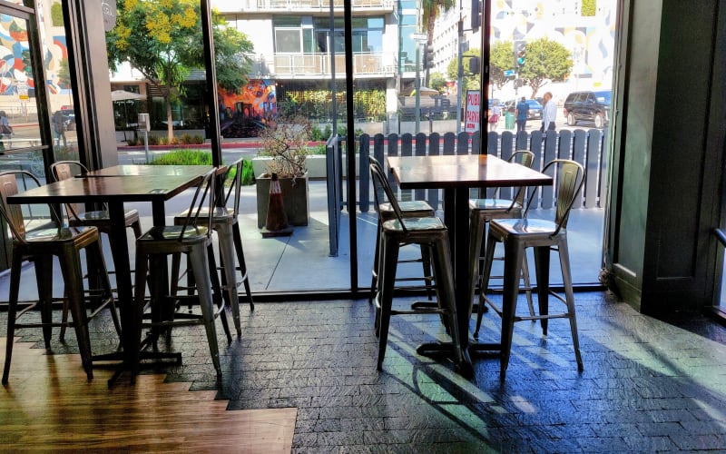 Full Bar / Restaurant & Lounge with Indoor & Outdoor Seating, Los