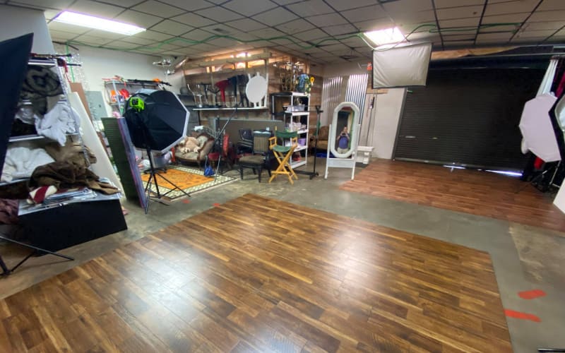 Black Cat Modeling Photography Photo studio with lots of studio