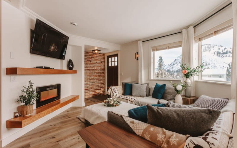 Cozy Oasis w/ Cedar Sauna and Hot tub, West Kelowna Event Peerspace