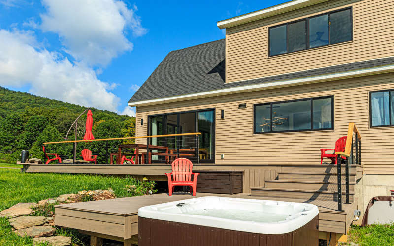 Sauna, Hot Tub, Fire Pit, Mountain Views! Modern Chalet home in