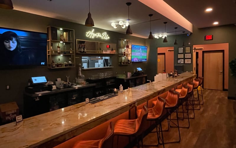 5 mins from ATL Airport, Upscale Restaurant/Lounge 2 Outdoor areas