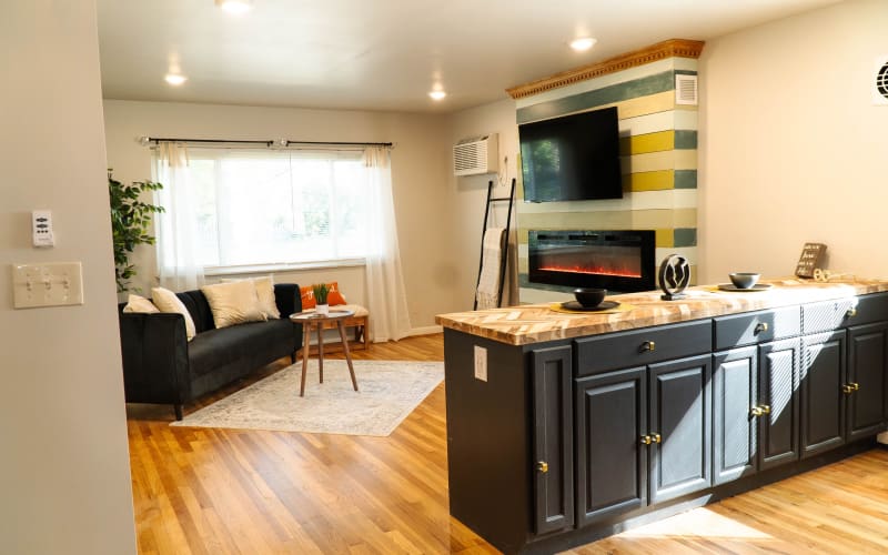 Chic Fireside Oasis In Pleasant Ridge, Cincinnati, OH Production