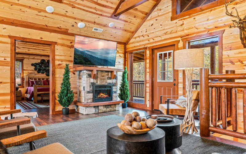 Giant luxury cabin Epic Game Room, Indoor Heated Pool, 2 Hot Tubs
