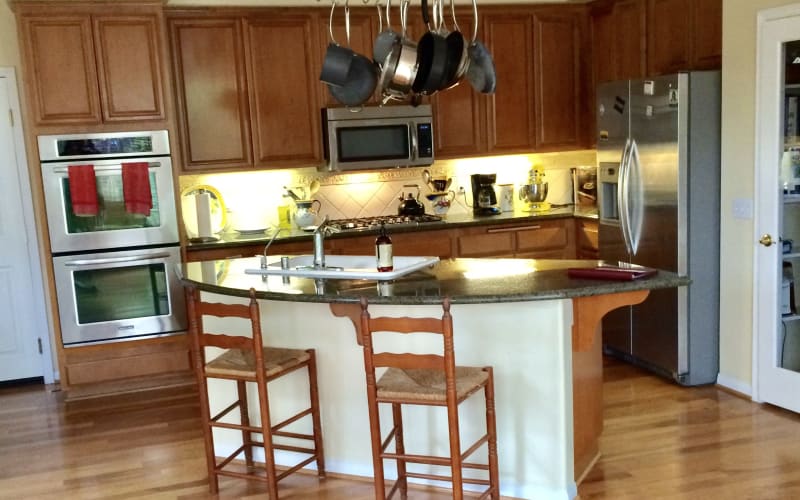 Large Elegant Family Home with Lush Yard and Patio, Near Beaches and