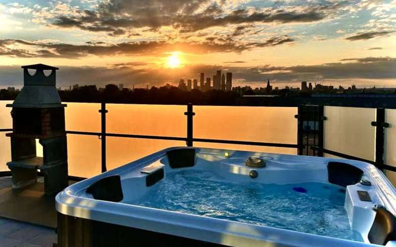 Outdoor Penthouse With Hot Tub photo