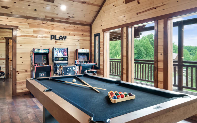 Ultimate Cabin Epic Game Room, 2 Hot Tubs, Private Pool, Pigeon