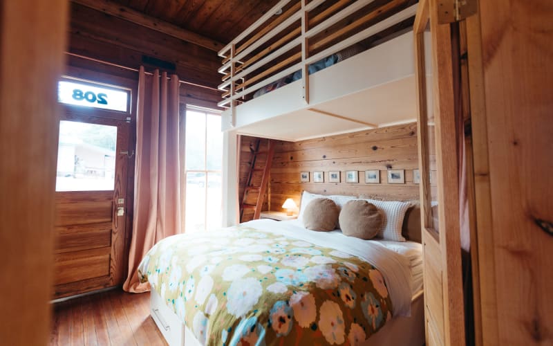 Historic Tiny Home, Walkable to The Square, TX OffSite