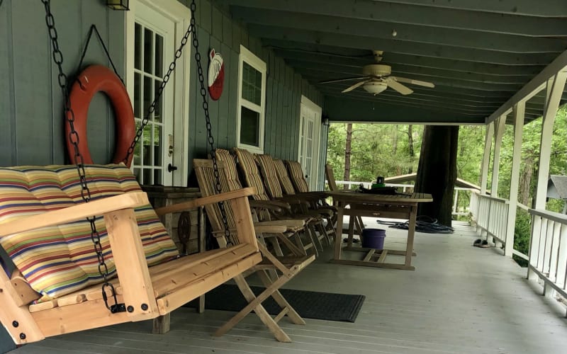 Lakefront Farmhouse Cabin on 23 Acres with 180 Degree View, Broaddus