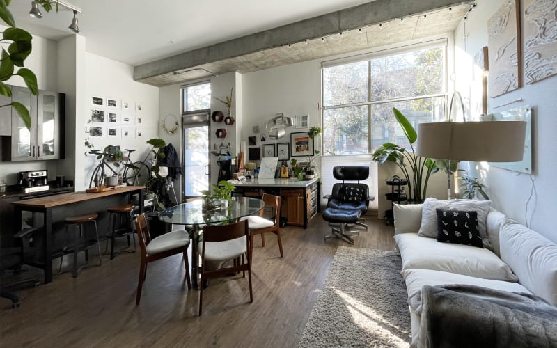 Live/Work Loft in Downtown Oakland Huge windows and Easy Parking
