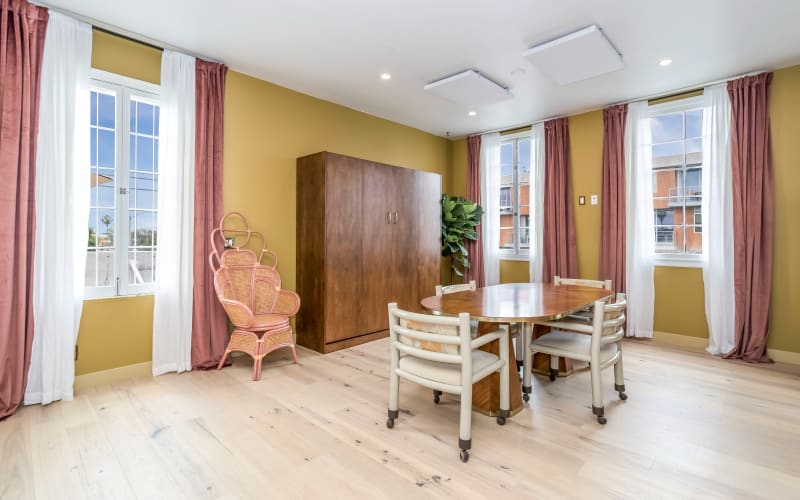 Larchmont Apartment with High Ceilings & Open Floor Plan, Los Angeles