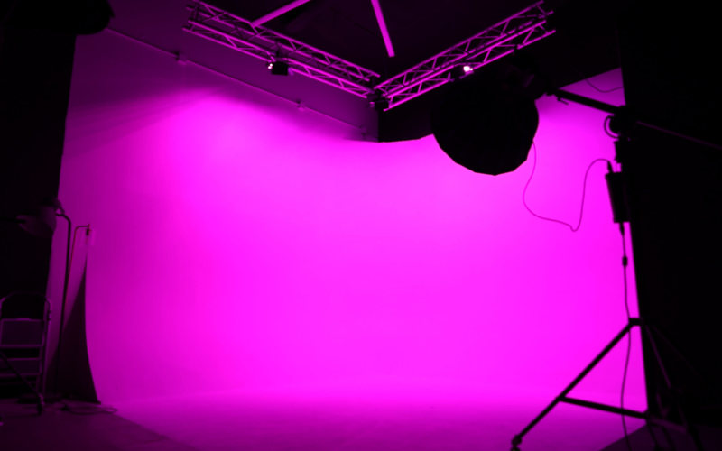 ELEMENTS White Cyclorama Wall, Green Screen, Flat Black Set, and 20