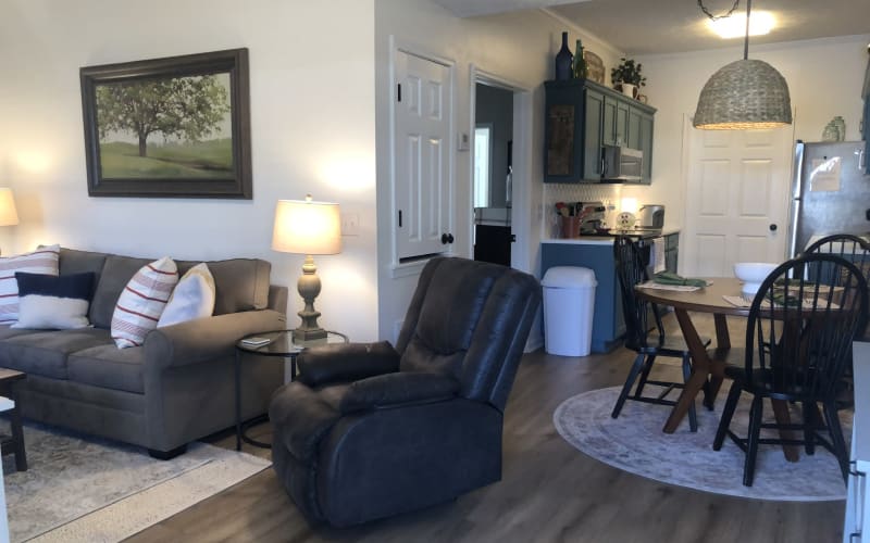 Chic 1 BR Downstairs Condo. Comfy Everything!, Starkville, MS