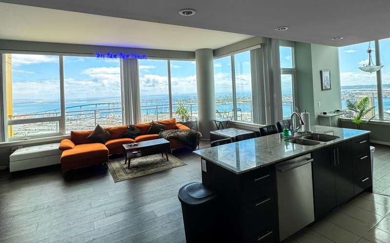 Image showcasing Penthouse 1BR/1BA in Georgetown | Weavers Row - craigslist