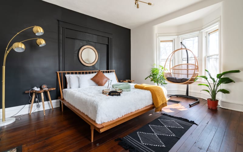 NEW Luxe Home PET friendly King Beds Downtown Central Location