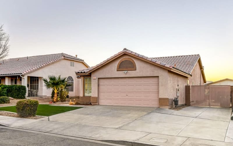 Heated Pool, Modern, 3 Bedroom, 2Bath, BBQ, Full Kitchen, Henderson, NV Production Peerspace