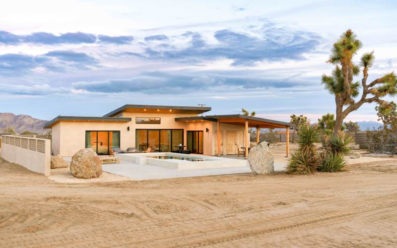 Two Houses, Two Pools, Two Jacuzzis on a Lush 5acre Gated Property, Yucca Valley, CA