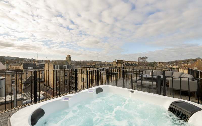 Visual Reference: Newly Renovated City Centre Townhouse With Roof Terrace And Hot