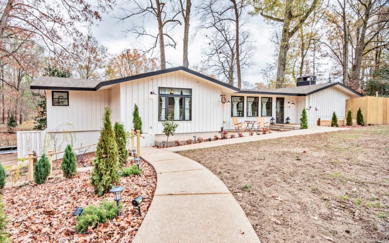 Breathtaking Lake House Retreat with Pool, Memphis, TN Production