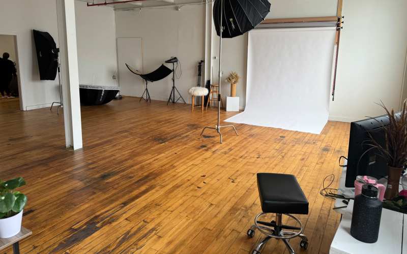 Industrial Style Photography Studio with Natural Lighting Moye