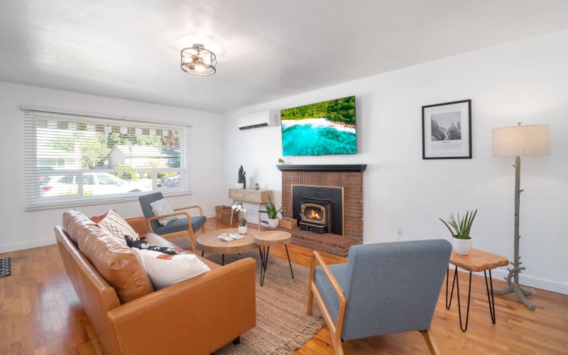 NEW Modern 3 Bed Bungalow, w/ Private Backyard, Roseburg, OR