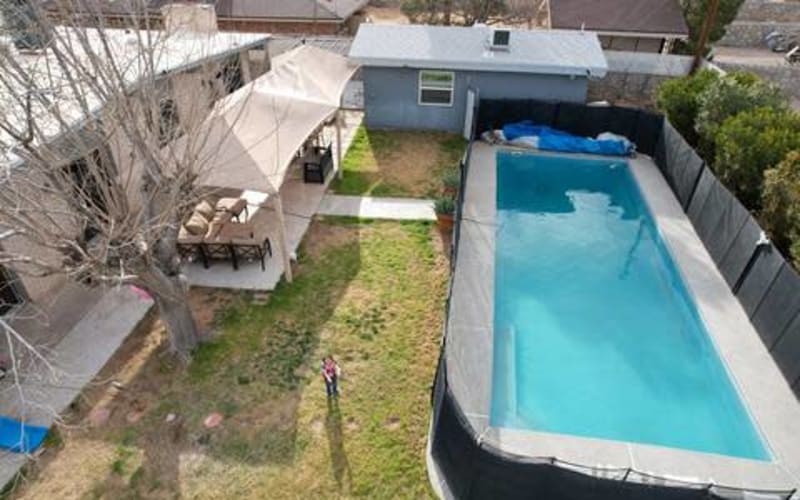 HUGE Central area home w/ AMAZING Backyard w/ POOL, El paso, TX