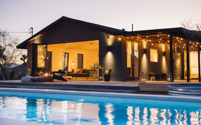 Desert Luxury with massive pool and mountain views, Yucca Valley, CA