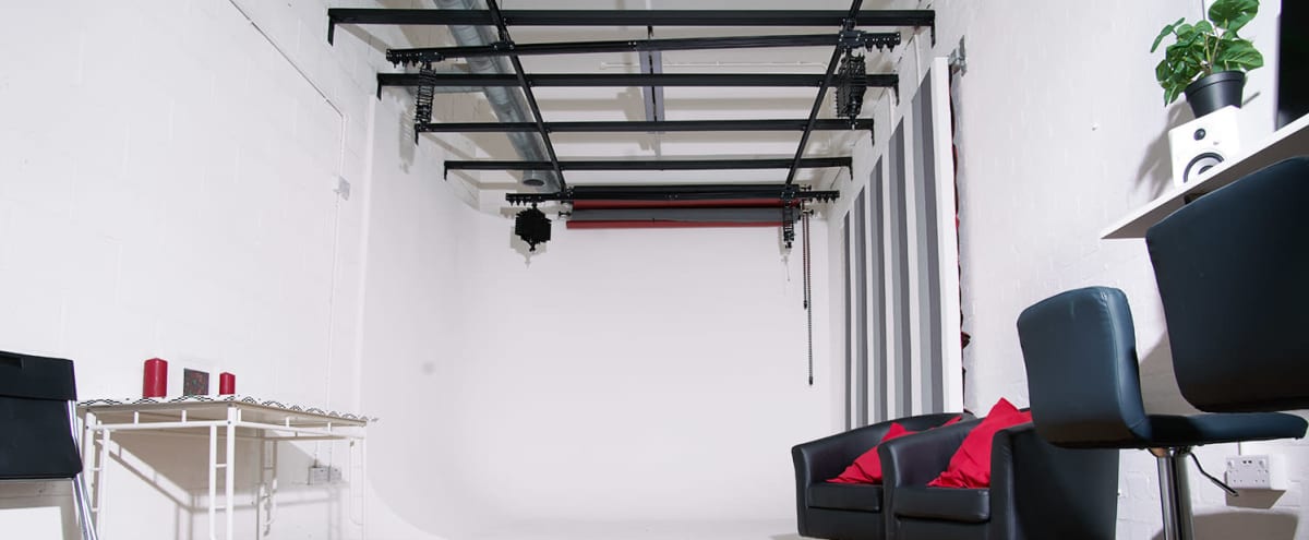 Delicious Photo and Film Studio with Infinity Cove and Ceiling Rig in London Hero Image in Poplar, London, 
