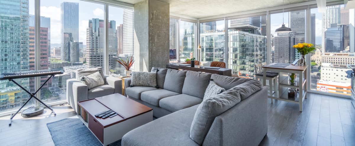 Downtown Modern Floor To Ceiling Apartment Facing Skyline View