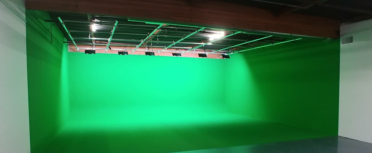 Affordable Green Screen Black Out Stage Cyc Lights Included Monrovia Ca Production Peerspace