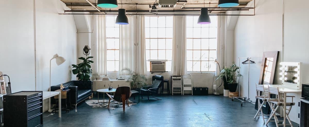1 000 Sq Ft Photography Studio 14 Ft Cyclorama Lounge Huge Windows Hoboken Nj Production Peerspace