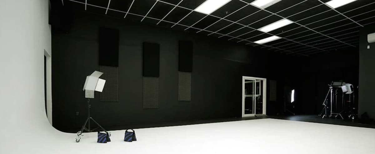 Large Production Studio Space White Chroma Greenscreen Cyc Walls Lighting More Roseville Ca Production Peerspace