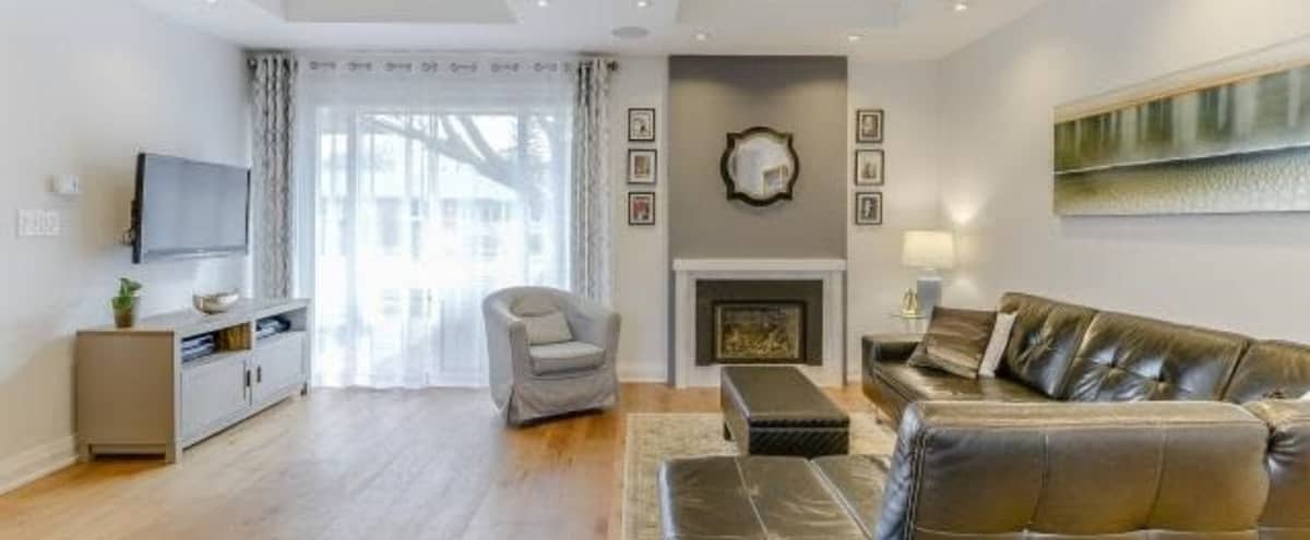 Contemporary Open Layout Home w/ Ample Seating + TV in Etobicoke Hero Image in Norseman Heights, Etobicoke, ON