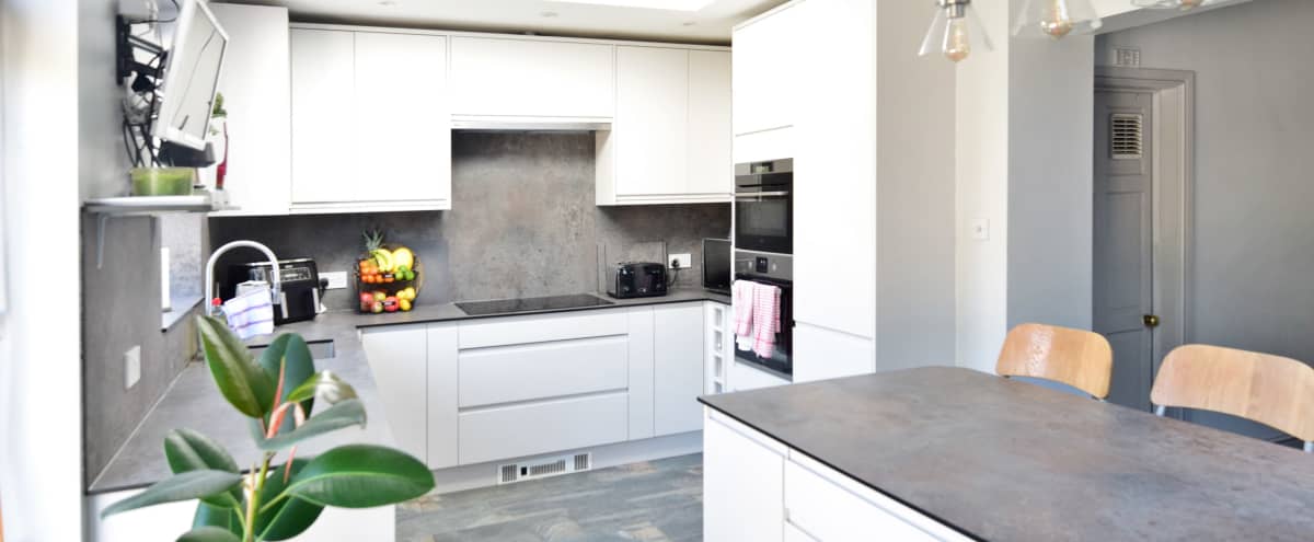 Beautifully Modern, Skylit, South East London, Kitchen Diner with Stunning Garden View in LONDON Hero Image in London, LONDON, 