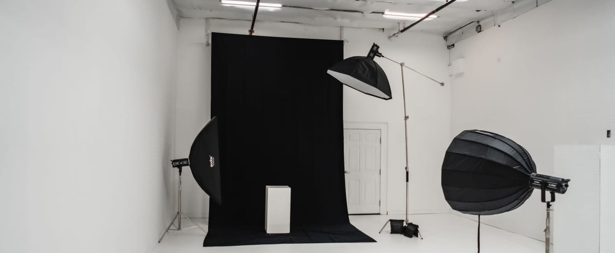 Studio 14 - White canvas - Perfect for Photo and Video shoot. Read our reviews and see you soon! in Las Vegas Hero Image in Charleston, Las Vegas, NV