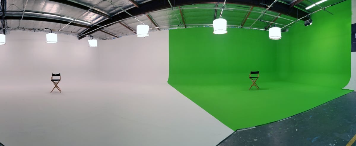 Large White Cyc Green Screen Black Void Studio 3 In 1 Burbank Ca Production Peerspace Black, gray, and even white seamless backdrops are a popular green screen alternatives for digital still photography. large white cyc green screen black void studio 3 in 1