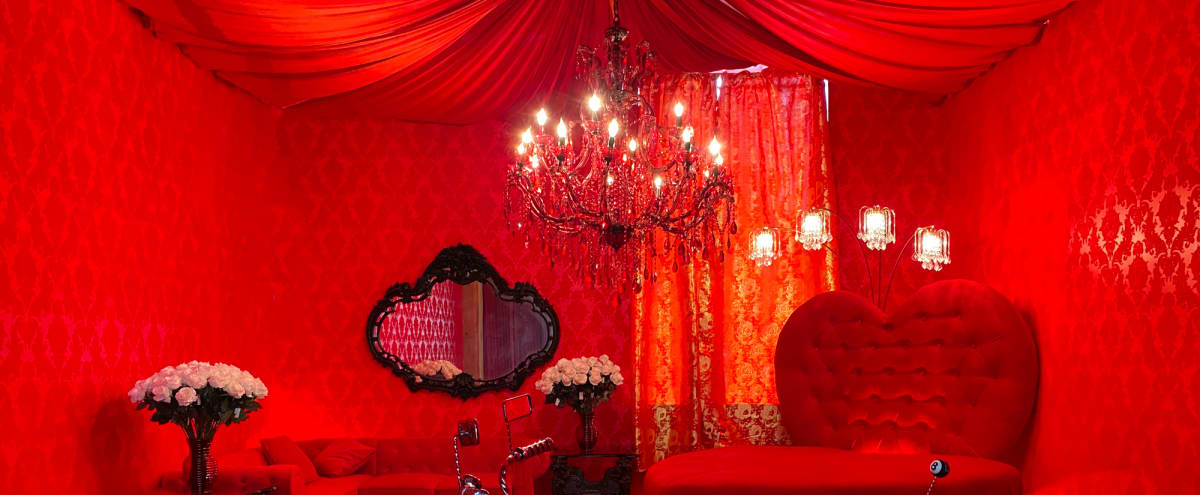 Downtown Red Luxury 3-Room Suite Heart Bed valentines special, los