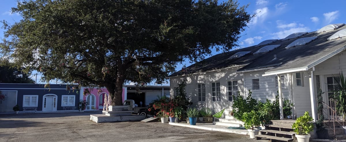 Premier Indoor Outdoor Studio With Customizable Sets And Props Miami Fl Production Peerspace