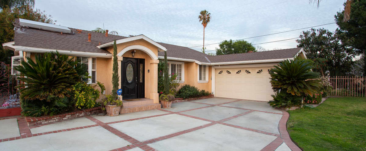 Suburban Home With Beautiful Back Yard North Hollywood Ca
