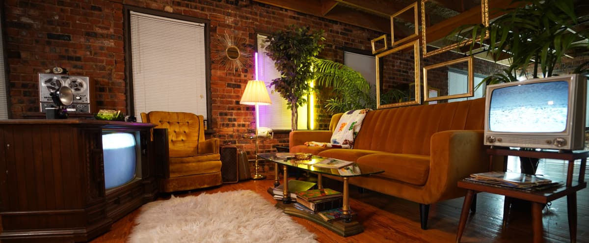 Unique Retro Futuristic Loft In The Heart Of Downtown Dallas Dallas Tx Production Peerspace