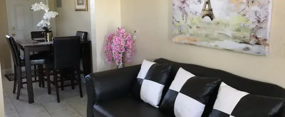 Cozy Townhouse With Cute Decor in Hallandale Beach Hero Image in Hallandale Beach, Hallandale Beach, FL