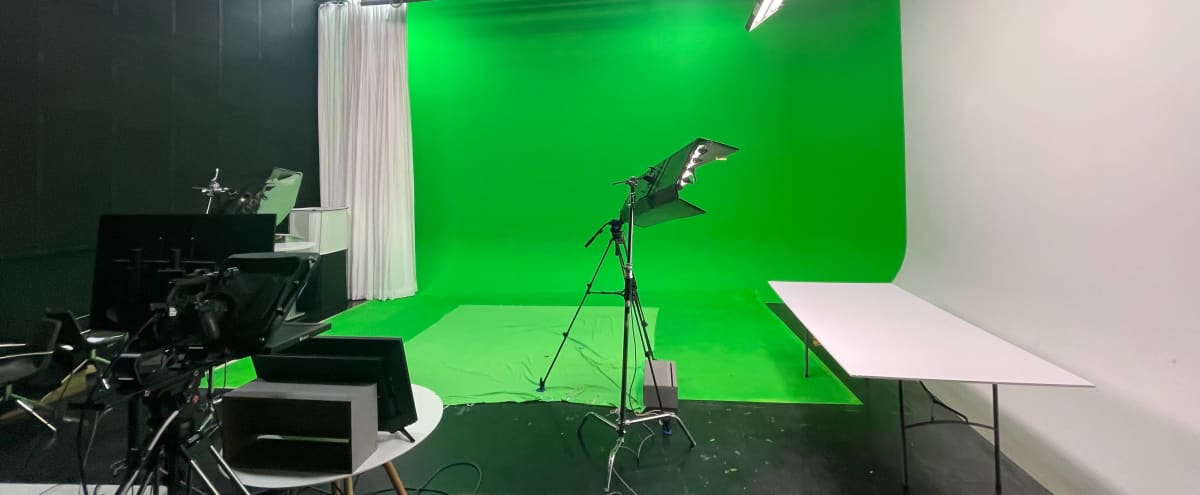 Professional Studio w/ 2 CYC Walls, Green Screen & 16 ft Ceilings in Mississauga Hero Image in Mississauga, Mississauga, ON